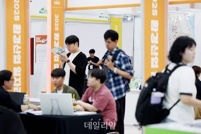 지난 5월 27일 서울 서초구 aT센터에서 열린 2025 환경산업 일자리 박람회에서 구직자들이 채용 상담을 받고 있다.ⓒ뉴시스