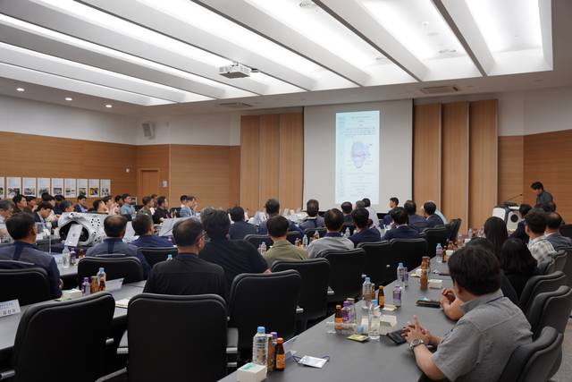 KAI는 지난 23일 ‘한국형기동헬기(KUH-1) 성능개량형 동력전달장치 개발사업’ 1단계 과제인 주기어박스의 핵심부품 국산화 개발을 성공적으로 마쳤다고 밝혔다. 사진은 동력전달장치 국산화 제작 완료 발표회 전경. KAI 제공