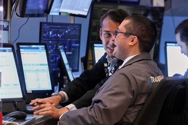 도널드 트럼프 미국 대통령의 관세압박이 미국에 유리한 무역합의로 결말이 날 것이란 기대 속에 뉴욕 증시가 23일(현지시간) 사상 최고 행진을 지속했다. AP 연합