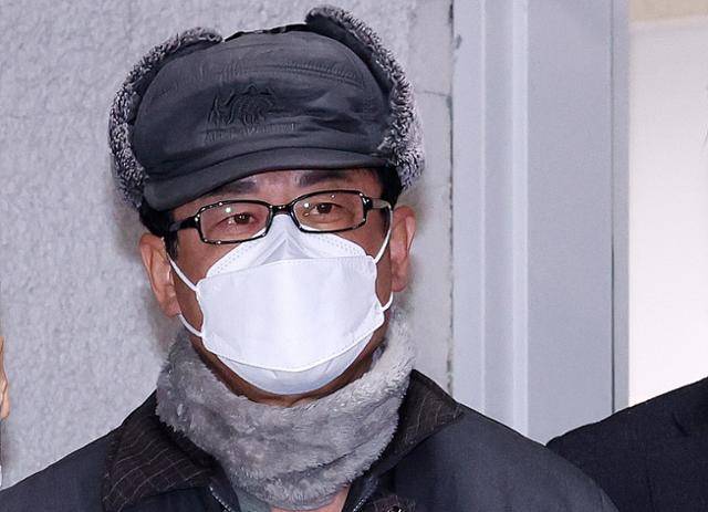 12·3 불법계엄 사태를 사전에 모의한 혐의를 받는 노상원 전 국군정보사령관이 지난해 12월 24일 서울 은평구 서부경찰서에서 검찰로 송치되고 있다. 뉴스1