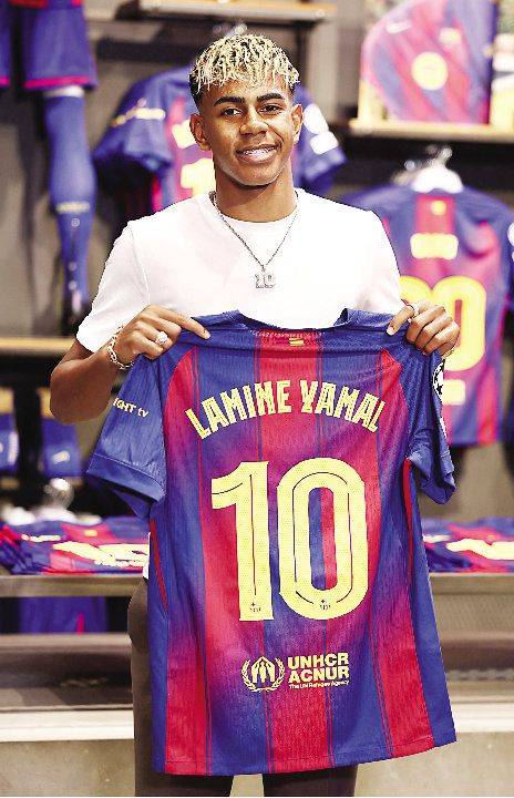 ‘메시의 후계자’로 불리는 FC바르셀로나의 라민 야말이 등번호 10번이 새겨진 새 유니폼을 들어보이고 있다. 로이터연합뉴스