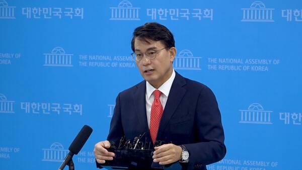 ▲윤상현 국민의힘 의원이 24일 국회 소통관 기자회견장 백브리핑에서 자신이 주최한 행사가 윤어게인 행사로 오해 불러 사과한다고 밝히고 있다. 사진=미디어오늘 영상 갈무리