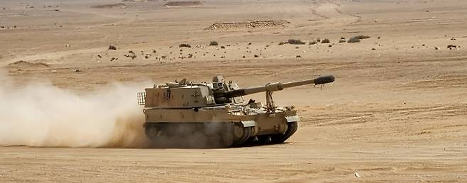 글로벌 무대에서 경쟁력을 입증한 'K-방산 한류'의 지속성을 위해 정부의 정책 지원이 절실하다는 목소리가 나온다. 사진은 중동 사막을 달리고 있는 K9 자주포. /사진=한화에어로스페이스