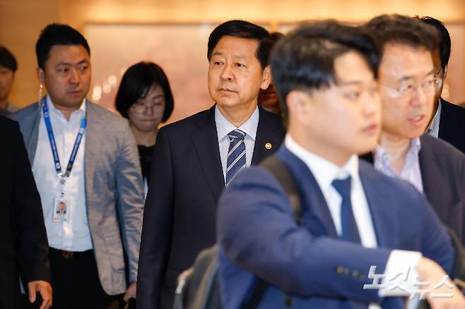 미국 측의 요청으로 한미 2+2 통상 협의가 돌연 연기된 24일 구윤철 경제부총리 겸 기획재정부 장관이 출국을 취소하고 인천국제공항 제2여객터미널을 나서고 있다. 인천공항=박종민 기자