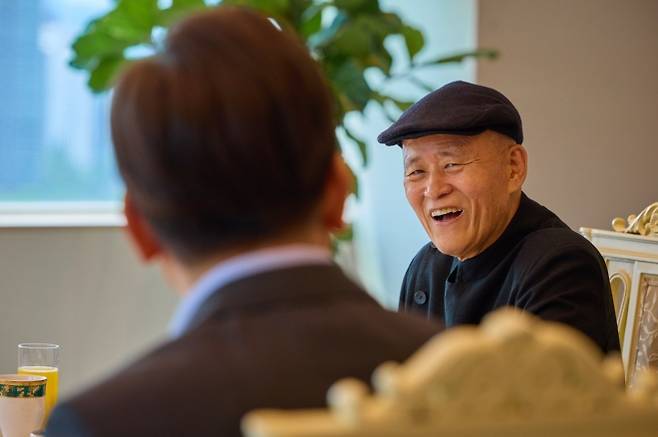 이재명 대통령, 도올 김용옥 전 고려대 교수와 오찬 간담회 - 이재명 대통령이 24일 서울 용산 대통령실 청사에서 도올 김용옥 전 고려대 교수와 오찬 간담회를 하고 있다. 2025.7.24 대통령실 제공