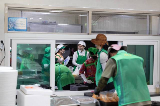 이재명 대통령의 부인 김혜경 여사가 24일 경기 가평군 수해복구 현장에서 점심 배식 자원봉사 활동을 하고 있다. 사진제공=대통령실