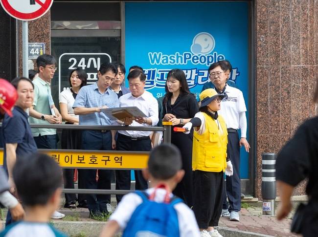 박승원 광명시장이 광명남초등학교 주변의 통학환경을 점검하고 있다. ⓒ광명시 제공