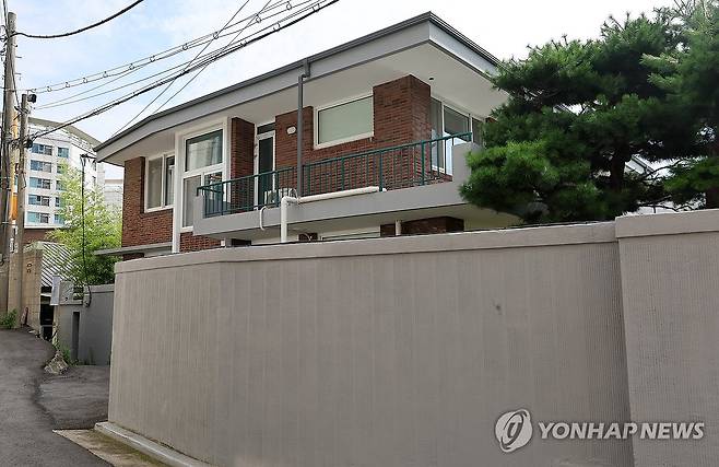 내란특검, 한덕수 전 국무총리 자택 압수수색 (서울=연합뉴스) 서대연 기자 = '12·3 비상계엄' 관련 내란·외환 사건을 수사하는 조은석 특별검사팀이 한덕수 전 국무총리에 대한 강제수사에 착수한 24일 압수수색이 진행 중인 서울 종로구 한 전 총리 자택의 모습. 2025.7.24 dwise@yna.co.kr