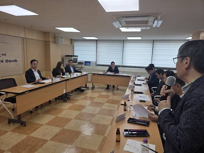 ▲ 25일 오전 광명시의회에서 광명시의원들과 새마을금고·농협·신협 등 지역 주요 제2금융권 관계자, 광명시흥지구 광명총주민대책위원회가 참석한 간담회가 열렸다./ 김영래 기자 yrk@incheonilbo.com