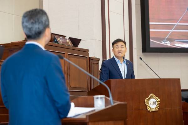 구미시의회 김재우 의원이 24일 제289회 임시회 제2차 본회에서 김장호 구미시장을 상대로 시정질의를 하고 있다. 구미시의회