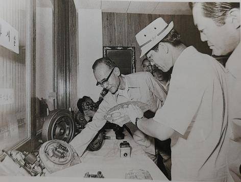 1973년 8월 대동공업사를 방문한 김종필 국무총리에게 부품과 농기계를 설명하고 있는 김삼만 사장./대동50년사/