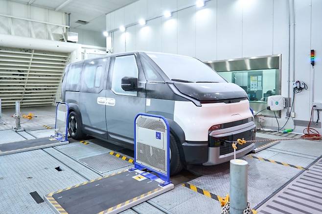 저온 환경 실험실에서 PV5가 온도 조절 제어 성능을 진행 중이다. 사진=현대자동차