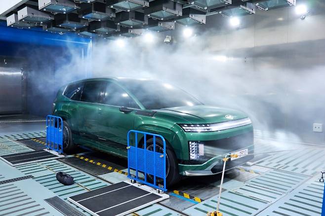 강설 강우 풍동 실험실의 아이오닉 9. 이 곳에서는 북유럽의 조건으로 최대 영하 60도의 온도조건으로 내구성 테스트를 진행한다. 사진=현대자동차