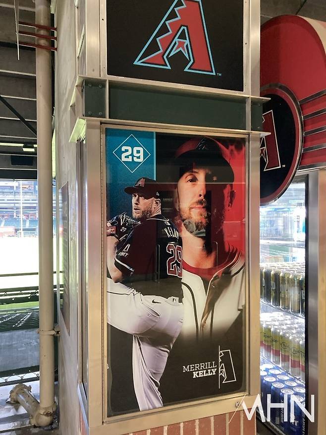 (애리조나 홈구장 '체이스 필드' 내에 전시되어 있는 메릴 켈리 사진)