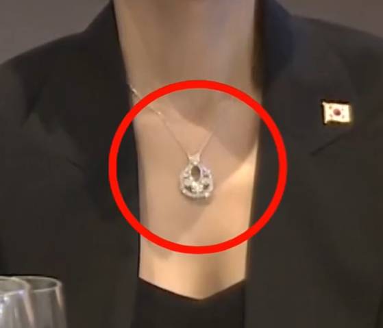 2022년 나토 순방 당시 김건희 여사가 착용한 반클리프 목걸이
