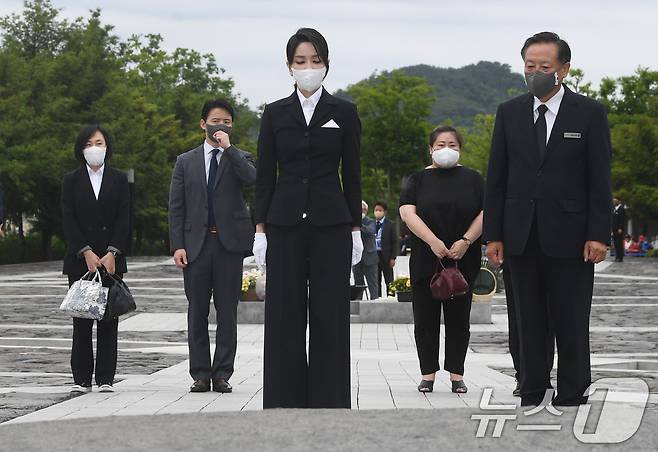 윤석열 전 대통령의 부인 김건희 여사의 수행비서 유경옥 씨가 건진법사 전성배 씨에게 ‘여사 선물용’ 샤넬백을 전달 받은 정황을 검찰이 포착한 것으로 알려졌다. 사진은 김 여사가 지난 2022년 6월 13일 경남 김해 봉하마을을 찾아 고 노무현 전 대통령 묘역을 참배하는 모습. 왼쪽 첫번째가 유경옥 씨. (대통령실사진기자단) 2025.5.21/뉴스1