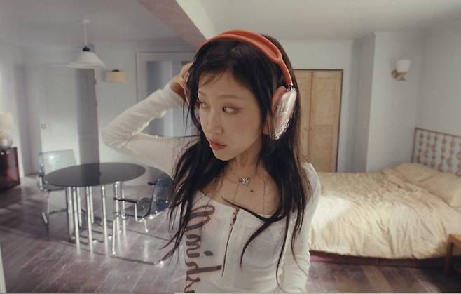 혜윤('어딕티드' 뮤직비디오 티저 갈무리)