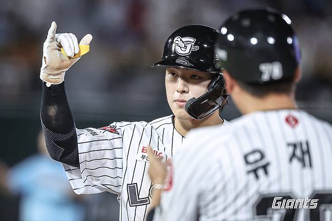 한태양이 적시타를 친 뒤 세리머니를 하고 있다. 사진 | 롯데 자이언츠