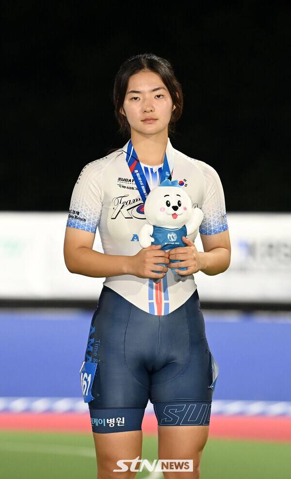 24일 오후 충북 제천시에 위치한 어울림체육관에서 열린 '제20회 아시아 롤러스케이팅 선수권대회' 스피드 트랙 여자 주니어 스프린트 1000m에 출전한 전하을이 시상대에서 포즈를 취하고 있다. /사진(제천)=김종원 기자