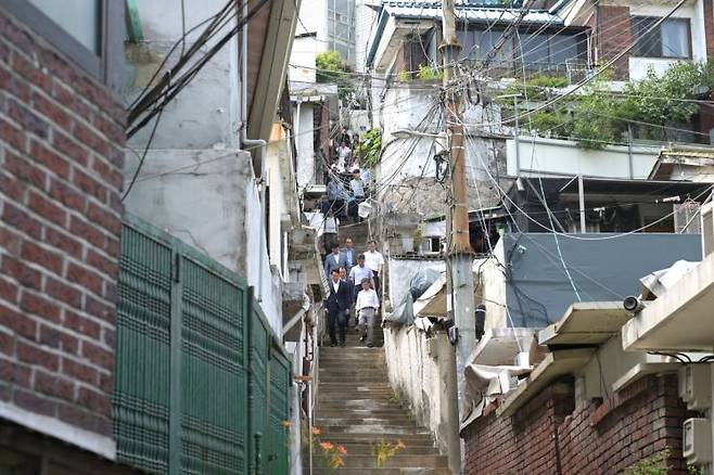 신당9구역은 좁은 골목길과 가파른 언덕, 낡은 주택이 밀집해 있어 주거환경이 열악하다. 김길성 중구청장과 오세훈 서울시장 등 일행이 신당9구역을 둘러보고 있다. 중구 제공.