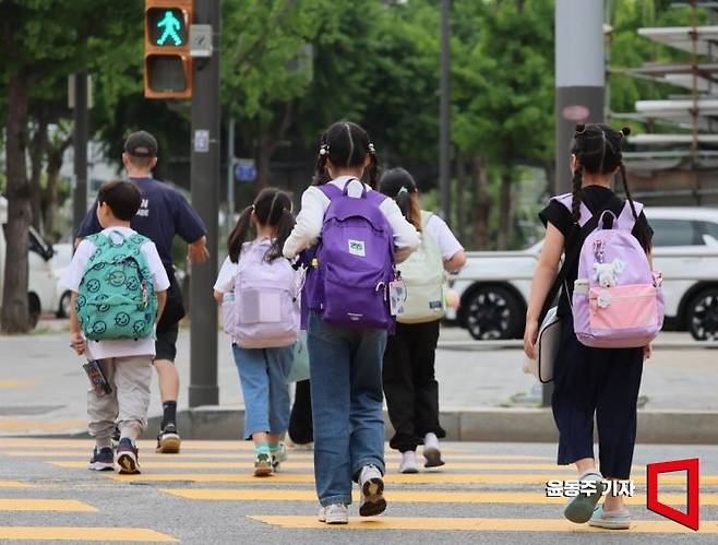 서울의 한 초등학교 하교길. 윤동주 기자