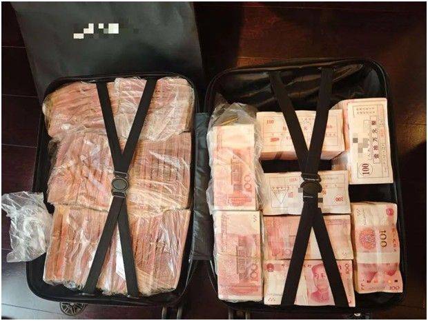 여행용 가방에 가득한 위안화 지폐. 상하이 공안국 경제범죄 수사총대 위챗 캡처 연합뉴스