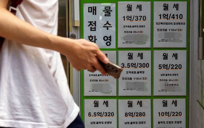올해 상반기 임대차 거래의 월세 비중이 62%를 넘긴 가운데 24일 오후 서울 송파구의 한 아파트상가 부동산 업소에 월세 광고들이 걸려 있다./ 조인원 기자