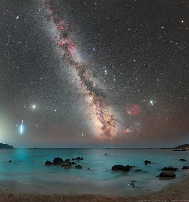 밤하늘 별똥별이 쏟아진다. 백조자리 유성우를 12년 동안 촬영했다. /Petr Horálek, Josef Kujal, Tomáš Slovinský, Mahdi Zamani