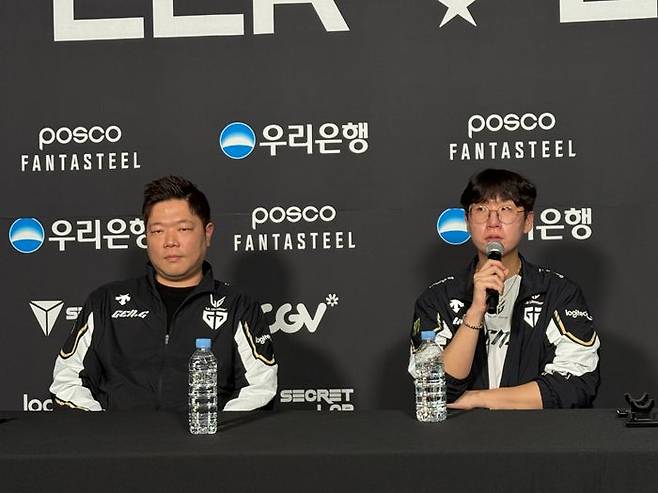 (왼쪽부터) 김정수 젠지 감독과 '룰러' 박재혁이 25일 인천 중구 인스파이어 아레나에서 열린 2025 LoL 챔피언스 코리아(LCK) 3라운드 T1 홈그라운드 경기가 끝난 직후 기자간담회에 참석했다. ⓒ데일리안 황지현 기자