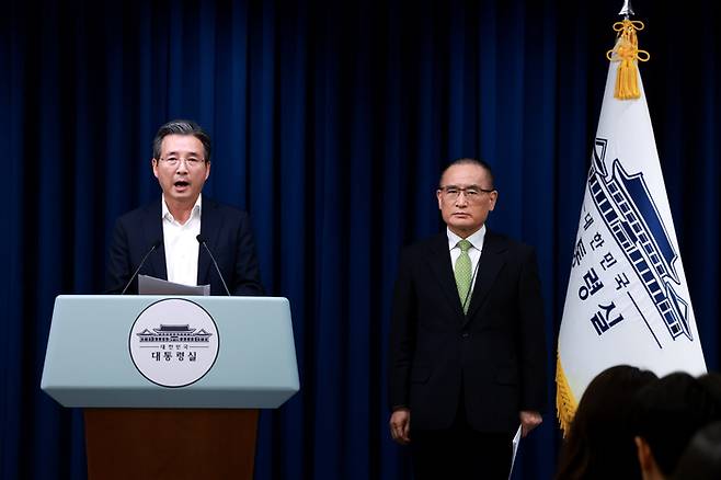 대통령실, 통상대책회의 관련 브리핑 (서울=연합뉴스) 홍해인 기자 = 김용범 대통령실 정책실장(왼쪽)과 위성락 국가안보실장이 25일 서울 용산 대통령실 청사에서 이날 강훈식 대통령비서실장 주재로 열린 통상대책회의 관련 브리핑을 하고 있다. 2025.7.25 hihong@yna.co.kr (끝)