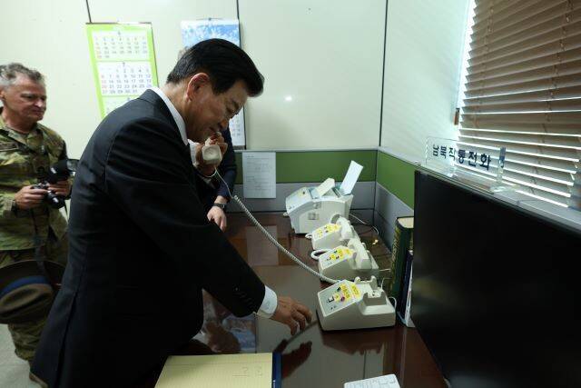 정동영 통일부 장관이 25일 낮 경기도 파주시 판문점 ‘공동경비구역’(JSA) 남쪽 구역 ‘자유의 집’에 설치된 남북 직통 연락선을 점검하고 있다. 사진 통일부 제공