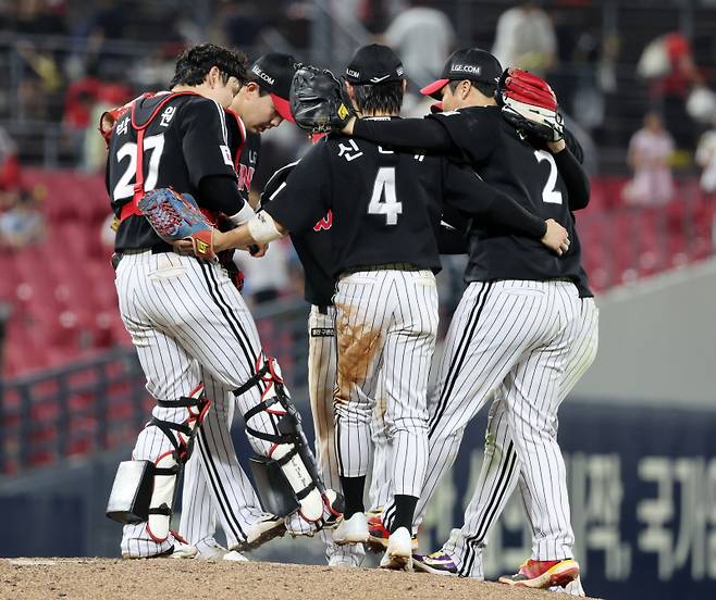 <yonhap photo-4856=""> LG, 연장 접전 끝에 승리 (광주=연합뉴스) 조남수 기자 = 23일 광주기아챔피언스필드에서 열린 프로야구 LG 트윈스와 KIA 타이거즈의 경기. LG 선수들이 연장 접전 끝에 6-5 승리를 거두고 세리머니 하고 있다. 2025.7.23 iso64@yna.co.kr/2025-07-23 22:07:35/ <저작권자 ⓒ 1980-2025 ㈜연합뉴스. 무단 전재 재배포 금지, AI 학습 및 활용 금지></yonhap>