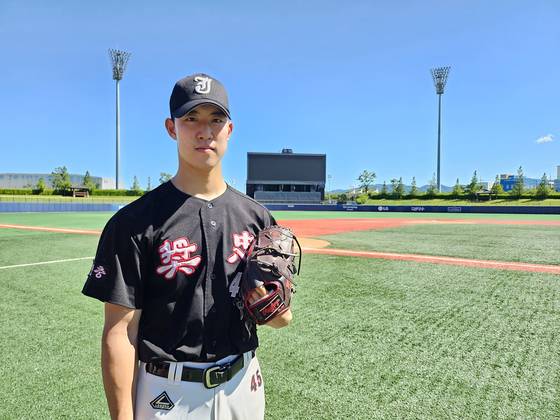 장충고 문서준이 25일 경북 포항구장에서 열린 제59회 대통령배 전국고교야구대회 대구상원고와의 32강전을 마치고 포즈를 취하고 있다. 이날 문서준은 미국 진출을 공식화했다. 포항=고봉준 기자