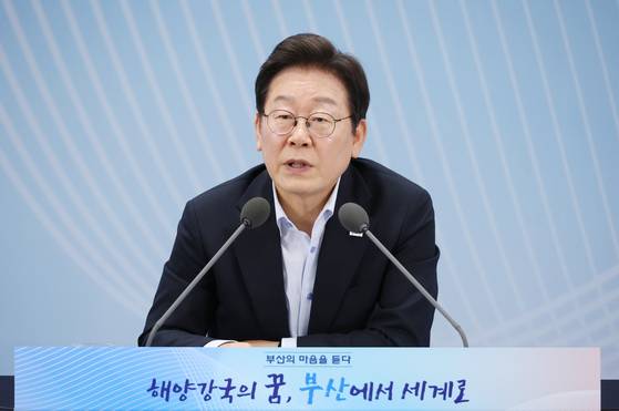 이재명 대통령이 25일 부산 부경대에서 열린 타운홀미팅 '부산의 마음을 듣다' 지역 주민 간담회에서 참석자 질문에 답하고 있다. 연합뉴스