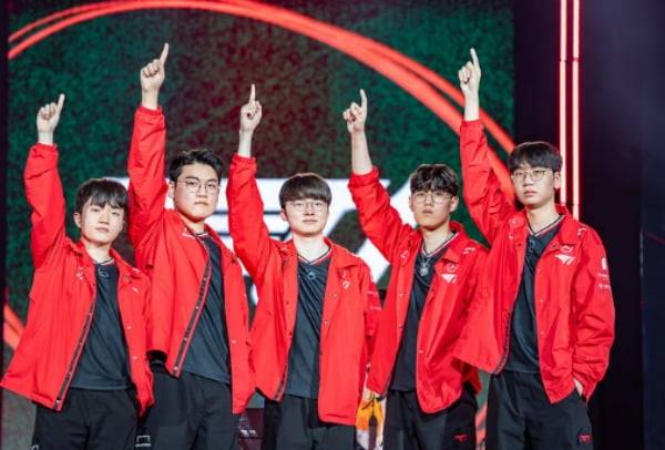 T1 홈그라운드에서 젠지 e스포츠를 상대로 승리를 노리는 T1 선수단의 모습 (라이엇게임즈 제공)