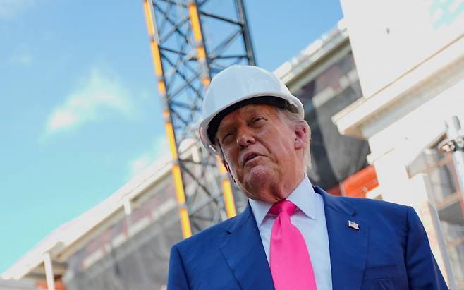 도널드 트럼프 미국 대통령이 24일(현지시각) 미국 워싱턴 D.C.에서 현재 보수 공사가 진행 중인 연방준비제도이사회 건물을 둘러보고 있다. 사진=REUTERS