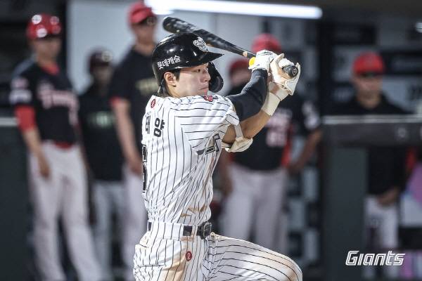 25일 부산 사직구장에서 열린 KIA와 3연전 첫 경기에서 롯데 한태양이 적시타를 친 뒤 날아가는 공을 응시하고 있다. 롯데 자이언츠 제공