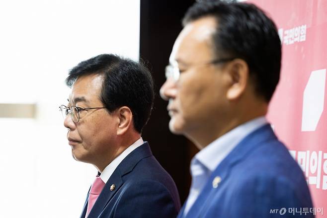 송언석 국민의힘 비상대책위원장 겸 원내대표가 25일 서울 여의도 국회에서 김건희 특검의 김선교 의원실 압수수색 관련 브리핑을 하고 있다. 오른쪽은 유상범 원내수석부대표. 2025.7.25/뉴스1 Copyright (C) 뉴스1. All rights reserved. 무단 전재 및 재배포, AI학습 이용 금지.
