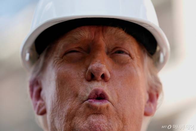 도널드 트럼프 미국 대통령이 24일 워싱턴 연방준비제도(연준) 청사를 방문해 기자들의 질문에 답하고 있다. 2025.7.24 ⓒ 로이터=뉴스1 Copyright (C) 뉴스1. All rights reserved. 무단 전재 및 재배포, AI학습 이용 금지.