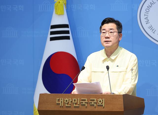 더불어민주당 대표 후보인 박찬대 의원이 24일 서울 여의도 국회 소통관에서 검찰개혁 등 현안 관련 기자회견을 하고 있다. 연합뉴스