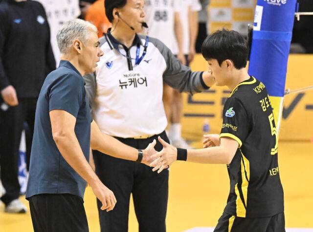 아폰소 감독과 김도훈./KOVO