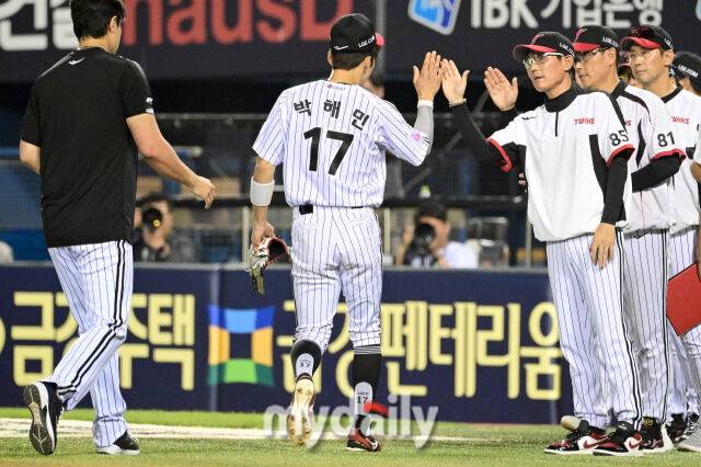 2025년 6월 12일 오후 서울 잠실구장에서 '2025 신한 SOL뱅크 KBO 리그' SSG 랜더스와 LG 트윈스의 경기가 열렸다. LG 염경엽 감독과 박해민이 8-6으로 승리한 뒤 기뻐하고 있다./마이데일리