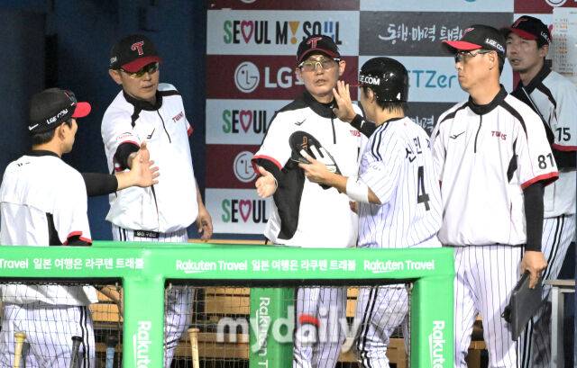 2025년 6월 12일 오후 서울 잠실구장에서 '2025 신한 SOL뱅크 KBO 리그' SSG 랜더스와 LG 트윈스의 경기가 열렸다. LG 3루 주자 신민재가 5회말 2사 2.3루서 문성주의 적시타 때 홈을 밟고 염경엽 감독의 축하를 받고 있다./마이데일리
