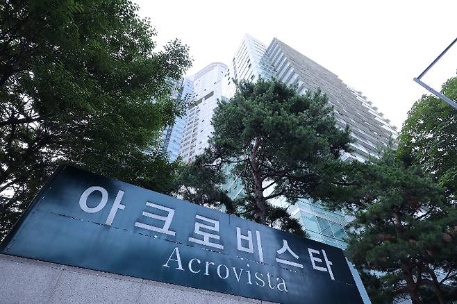 김건희 여사의 의혹들을 수사하는 민중기 특별검사팀이 25일 '공천 개입 의혹'과 관련해 김 여사 자택을 비롯해 '양평공흥지구 특혜 의혹'과 관련해 김 여사 일가 및 국민의힘 김선교 의원 등에 대한 압수수색에 나섰다. 연합뉴스