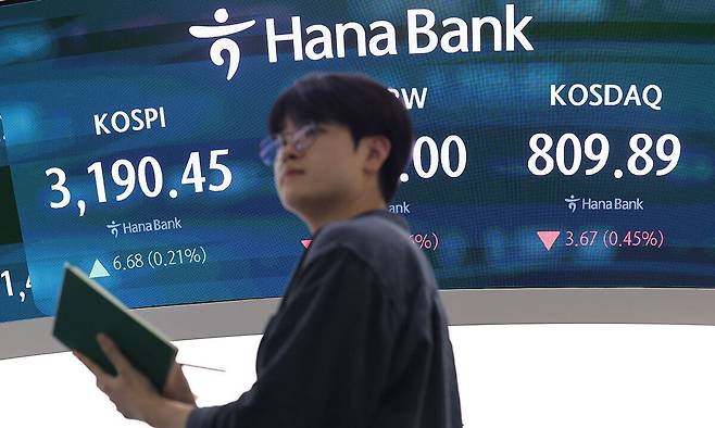 24일 서울 중구 하나은행 딜링룸 현황판에 코스피·코스닥 종가가 표시돼있다. 연합뉴스