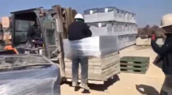 전남 나주 한 공장에서 이주노동자를 화물에 결박한 채 지게차로 들어 올리는 인권 유린 사건이 발생했다. 전남이주노동자인권네트워크 제공