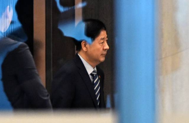 한미 간 '2+2 통상협상'을 위해 미국으로 출국하려던 구윤철 부총리 겸 기재부 장관이 24일 인천국제공항 귀빈실에서 굳은 표정으로 나오고 있다. 연합뉴스