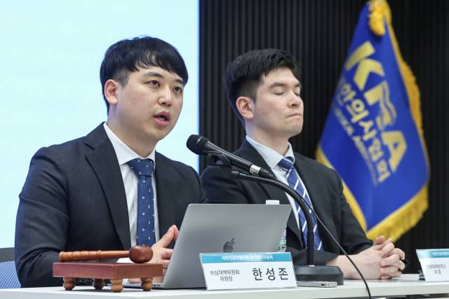 한성존(왼쪽) 대한전공의협의회 비상대책위원장이 19일 서울 용산구 의협회관에서 열린 '대한전공의협의회 임시대의원총회'에서 인사말을 하고 있다. 한 비대위원장 오른쪽은 김은식 세브란스병원 전공의 대표. /뉴스1