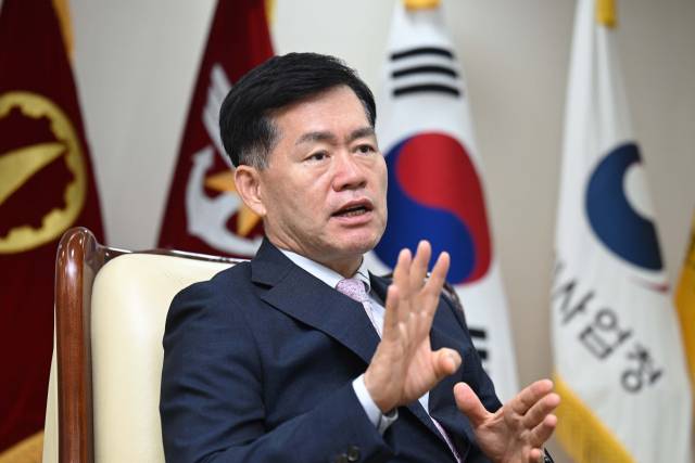 석종건 방위사업청장이 경기 과천시 방사청 청사에서 진행된 서울경제신문과의 인터뷰에서 한국 방위산업의 글로벌 위상을 설명하고 있다. 조태형 기자