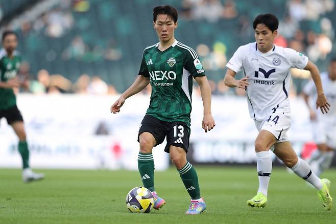 전북이 강상윤(13번)과의 재계약 작업에 착수했다. 최소 3년 이상을 염두에 둔 것으로 알려진 가운데 해외진출을 염두에 둔 강상윤은 바이아웃 옵션 등을 통한 안전장치를 마련하길 원한다. 사진제공|한국프로축구연맹